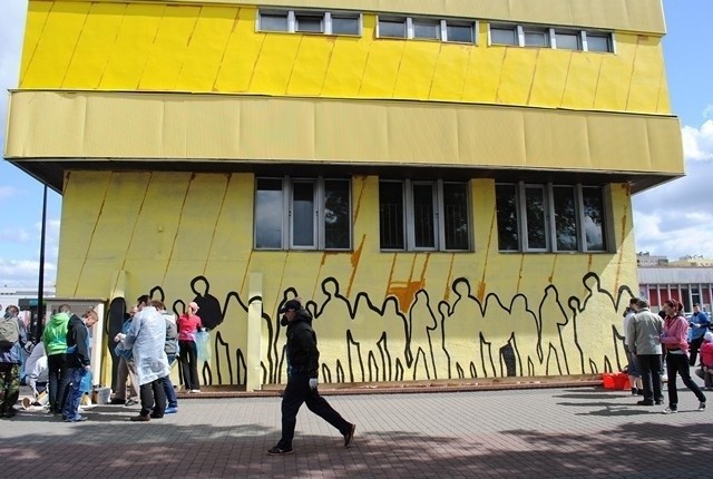 Mieszkańcy malują dworzec w Koninie