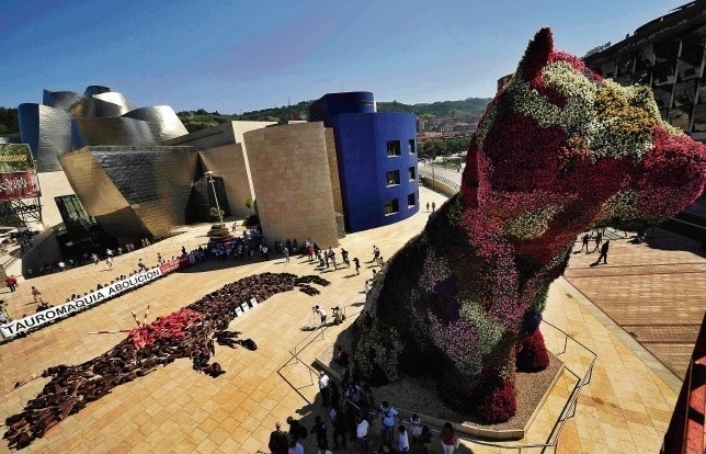 Muzeum Guggenheima w hiszpańskim Bilbao i czterometrowy...
