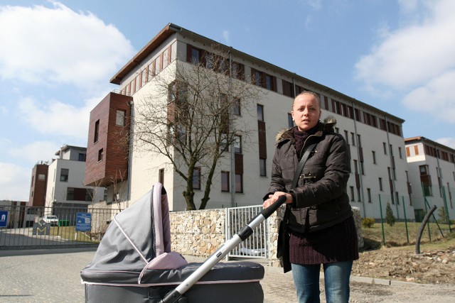 Agnieszka Marcinkowska spaceruje z córką w okolicy osiedla Bażantów.