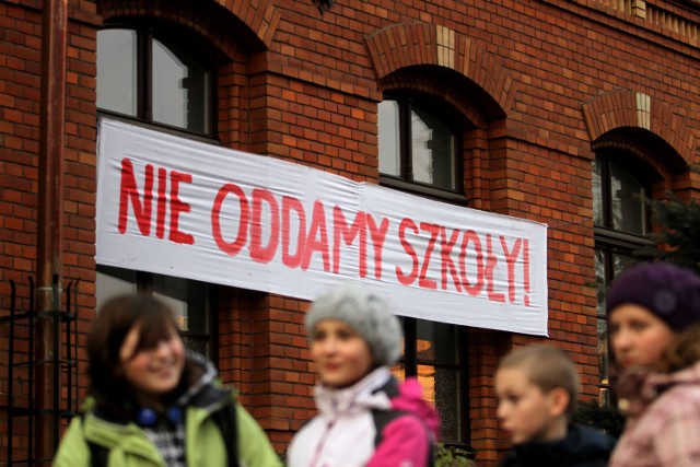 Kraków. Protest w obronie szkoły nr 16 przy ul. Dietla