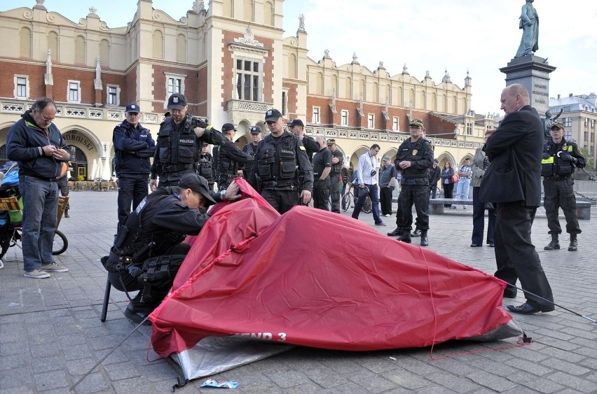 Policja usunęła protestujących z Rynku [ZDJĘCIA]