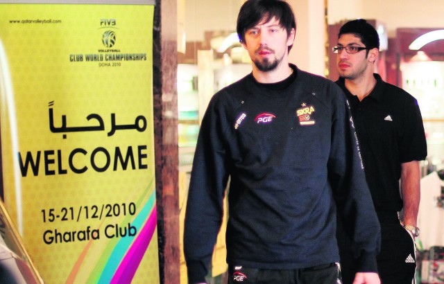 Organizatorzy mistrzostw serdecznie witają Jakuba Novotnego i innych siatkarzy Skry w hali Al-Gharafa w Dausze