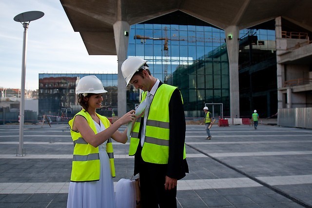 Niezwykła sesja zdjęciowa na budowie dworca w Katowicach. Fotografowali się nowożeńcy