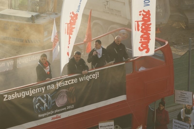 Protest w VW Poznań i pikieta OPZZ przed urzędem [NOWE FAKTY, ZDJĘCIA]