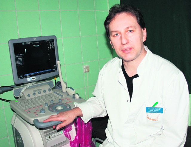Lekarz Jerzy Tylnicki przy nowoczesnym aparacie do USG