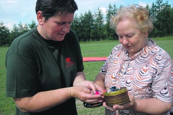 Jadwiga Klimonda odbiera guziki od Marii Biegun