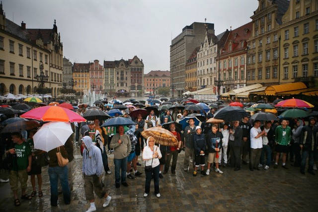 Mimo rzęsistego deszczu, na manifestacji w Rynku zjawiło się ponad 500 kibiców koszykarskiego Śląska