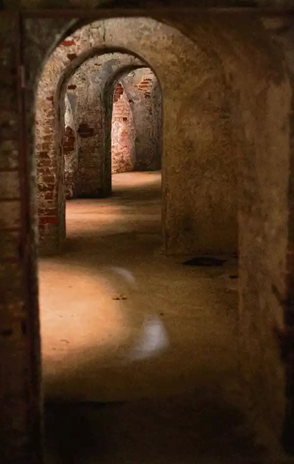1852 to rok budowy fortu. 250 m długości mają odkryte w forcie podziemia. 9,5 m głębokości ma najgłębsza studnia forteczna. 30 m nowego korytarza odkopano od maja