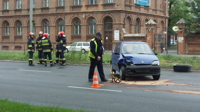Kierowca matiza, sprawca wypadku na Kopcińskiego w Łodzi, zasłabł i stracił przytomność zaraz po wyjściu z samochodu.