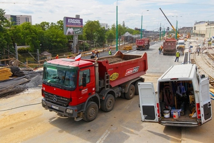 6 ciężarówek z piaskiem, każda ważąca 35 ton, wjechało w...