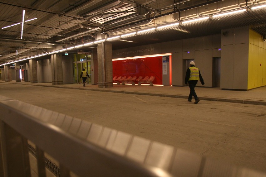 Podziemny dworzec autobusowy w Katowicach gotowy na otwarcie [ZDJĘCIA, WIDEO i MAPA]