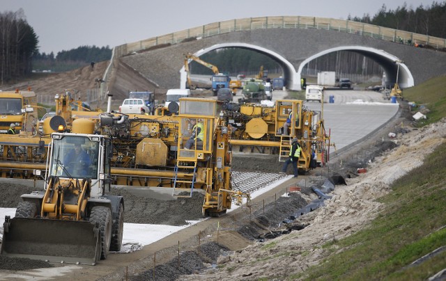 Do wydziału pracy Sądu Rejonowego w Skierniewicach wpłynęły pozwy przeciwko firmie Eurovia, która budowała jeden z odcinków autostrady A2. Pracownicy domagają się pieniędzy za nadgodziny.