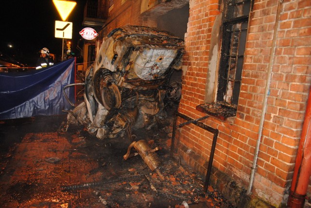 Kierowca zginął w płomieniach. Samochód wjechał w dom w Dłutowie.