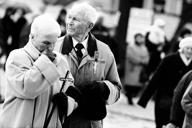 Przy stacjach drogi krzyżowej jeleniogórzanie modlili się i wspominali Jana Pawła II