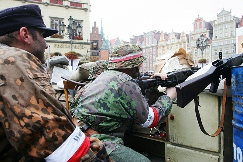 Wrocław: Rekonstrukcja Powstania Warszawskiego w Rynku