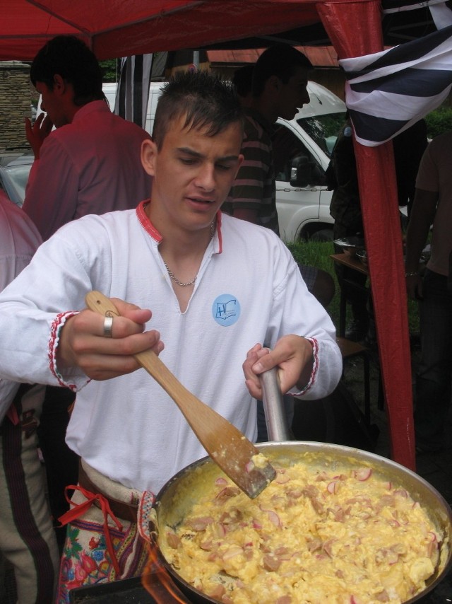 Jajecznicę smażyli też Słowacy. Na zdjęciu Jano Bażok uczeń technikum gastronomicznego z Górnego Smokowca