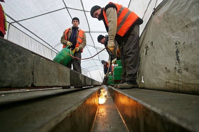 Wrocław: Drogowcy grzeją i remontują