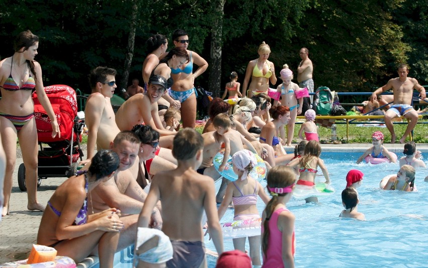 Odwiedzamy basen w Siemianowicach Śląskich. Tłumy ludzi! [ZOBACZ ZDJĘCIA]