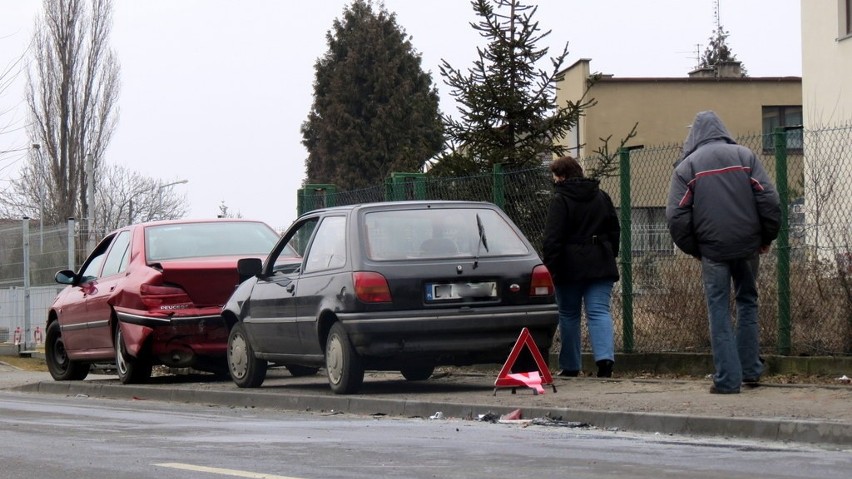 Wrocław: Zderzenie trzech aut, trzy osoby ranne (ZDJĘCIA)