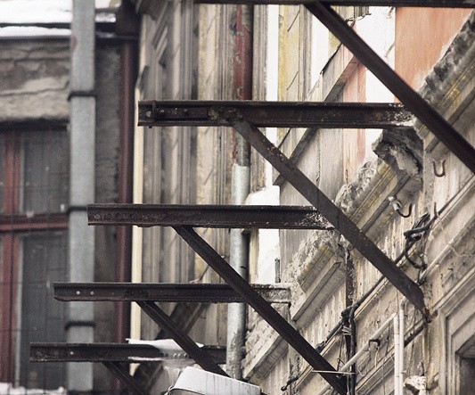 Po balkonach w oficynie przy ul. Piotrkowskiej 53 pozostały tylko metalowe wsporniki