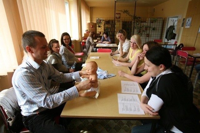 Nieco zestresowane mamy i tata na pierwszych zajęciach w szkole rodzenia w Będzinie