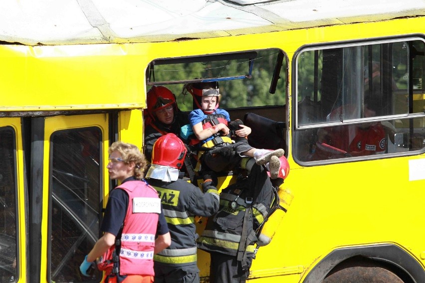 Wypadek autobusu i pociągu w Sosnowcu