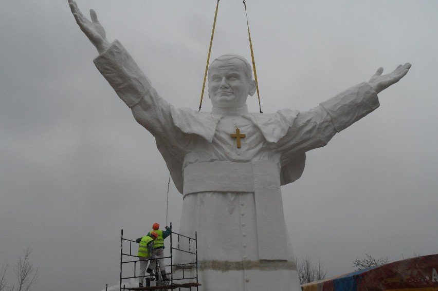 Pomnik Jana Pawła II w Częstochowie jeszcze nie został postawiony. Przez pogodę [ZDJĘCIA]