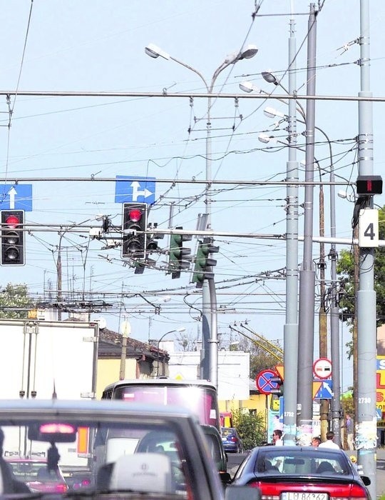 Plątanina drutów w rejonie Drogi Męczenników Majdanka.