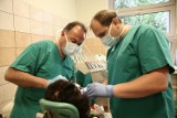 W Łodzi uczą się nowej metody implantacji zębów