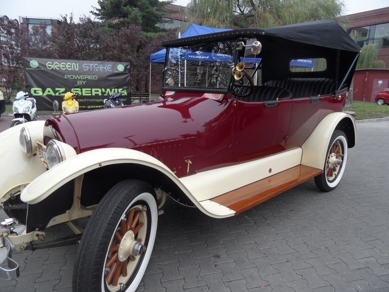 Buick Touring z 1918 na prąd przyjechał do Jaworzna [ZOBACZ]