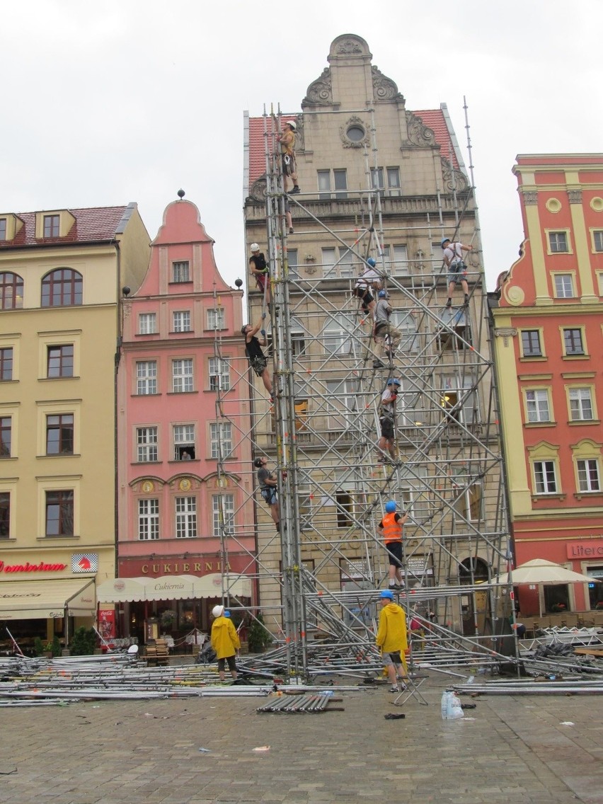 Wrocław: W Rynku nie ma już bramek strefy kibica. Chodzimy bez przeszkód (ZDJĘCIA)