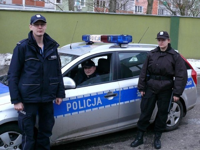 Policjanci, którzy uratowali życie mieszkance poznańskiego Piątkowa