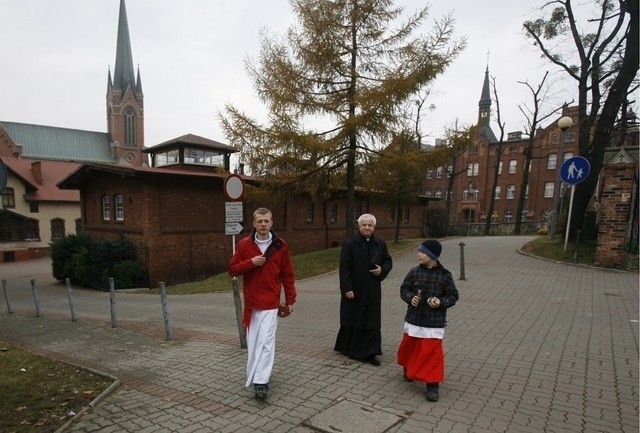 Proboszcz Jan Morcinek odwiedzał wiernych w swojej parafii w...