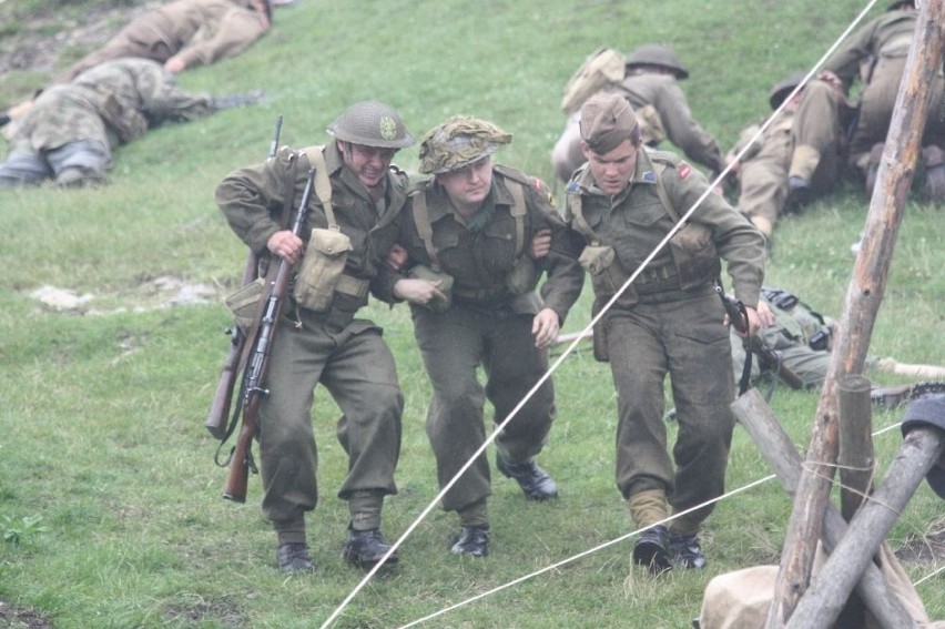 Zamek Ogrodzieniecki w Podzamczu przyciągnął fanów militariów [ZDJĘCIA i VIDEO]