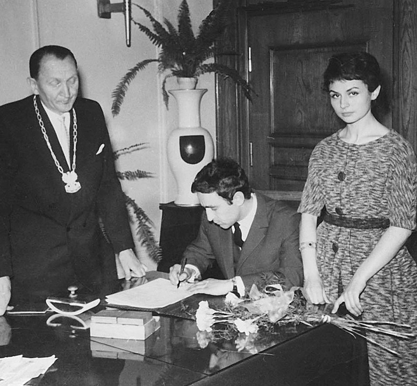 Ślub Stanisława Jędryki (podpisuje dokumenty) z Joanną, 1960...