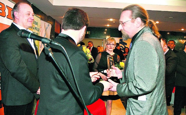 Andrzej Z. Kowalczyk (z prawej) otrzymuje nagrodę Filar Teatru Muzycznego