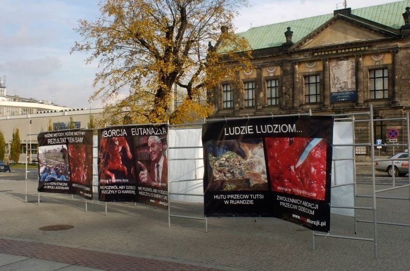 Poznań: Wandal uszkodził zdjęcia do wystawy antyaborcyjnej