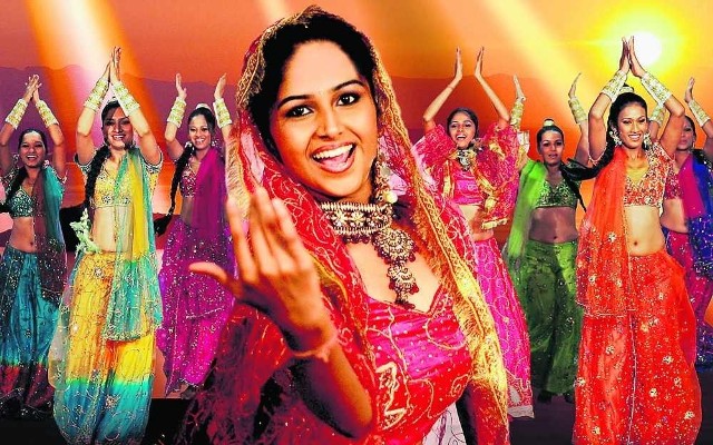 Rozmach widowiska &quot;The Merchants of Bollywood&quot; - barwne dekoracje, kostiumy, dziesiątki aktorów tańczących i śpiewających do indyjskiej muzyki - spotkał się z zachwytem krytyki