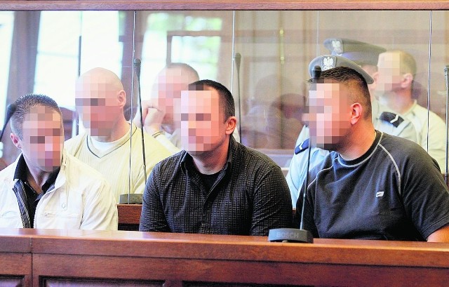 Policjanci przez kilka lat mieli współpracować z niebezpiecznym gangiem. Pogrążył ich świadek koronny