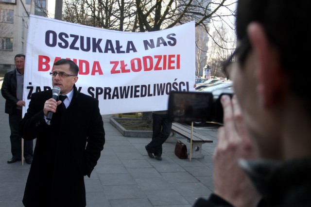 Wiceprzewodniczący rady gminy Chełmiec Paweł Bogdanowicz podczas wczorajszej pikiety