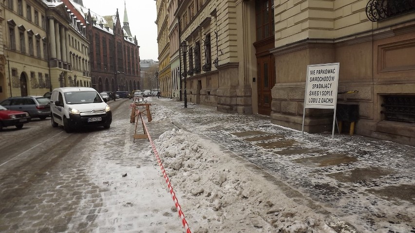 Wrocław: Miejsc do parkowania w centrum ubywa przez... sople (ZDJĘCIA)