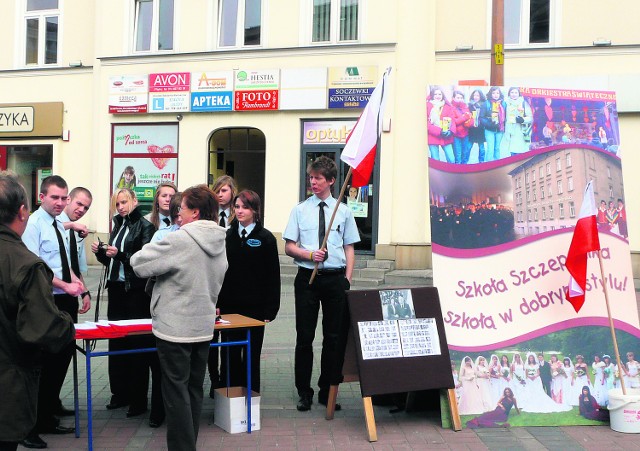 Sprzedanie stu flag zajęło uczniom zaledwie kwadrans