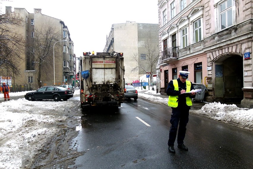 Wypadek na Sienkiewicza. Śmieciarka przejechała po ręce mężczyzny [ZDJĘCIA]