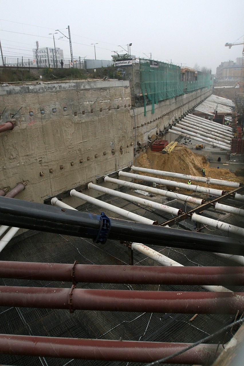 Katastrofa na budowie dworca w Katowicach: będą podnosić dźwig [NOWE ZDJĘCIA]