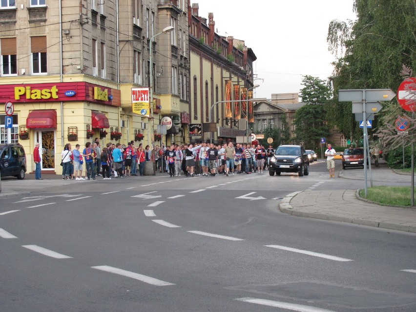 Piast Gliwice w ekstraklasie, kibice świętują, policja strzela! [ZDJĘCIA i WIDEO]