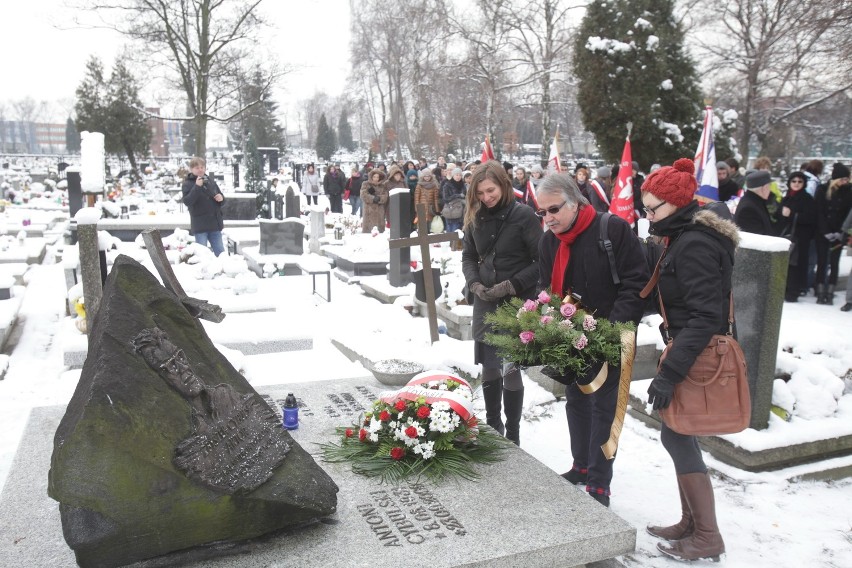 46. rocznica śmierci Cybulskiego. Tłumy przy jego grobie w Katowicach [ZDJĘCIA i WIDEO]