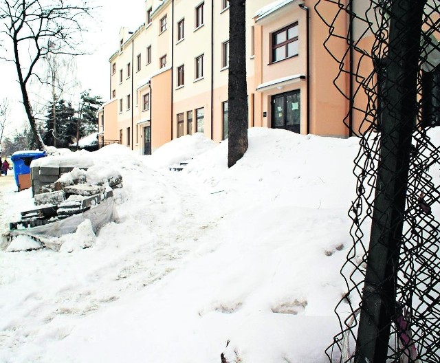 Przy ul. Biernackiego nikt nie walczy ze śnieżnymi zaspami