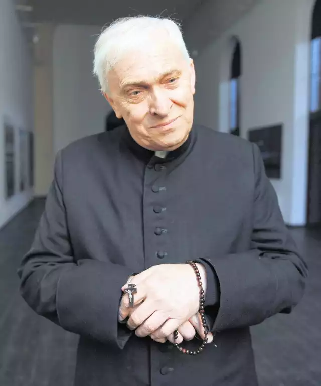Michał Grudziński w roli księdza podczas nagrania kolejnego odcinka kalendarium "Wielkopolski dzień"