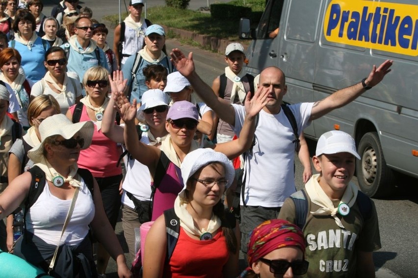 Cztery tysiące pielgrzymów z Rybnika jest już w drodze na Jasną Górę [ZDJĘCIA]