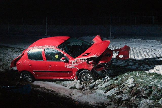 Kobieta prowadząc peugeota 206, straciła panowanie nad samochodem i zjechała nim do rowu